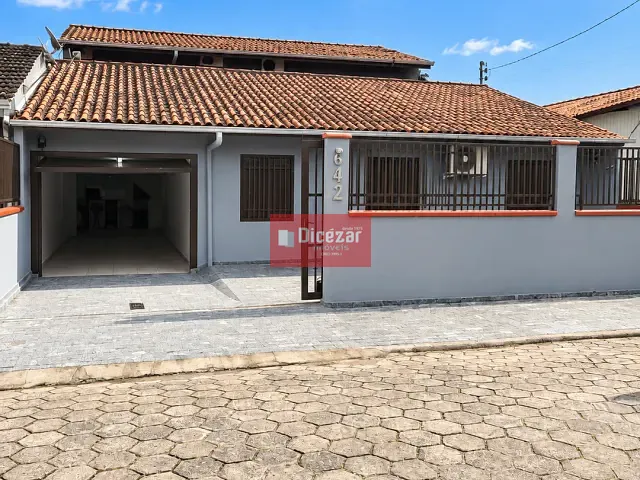 Casa 6 quartos e 3 banheiros, à venda, no bairro Praia de Armação em Penha