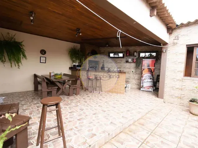 Casa 5 quartos e 3 banheiros, à venda, no bairro Três Vendas em Pelotas