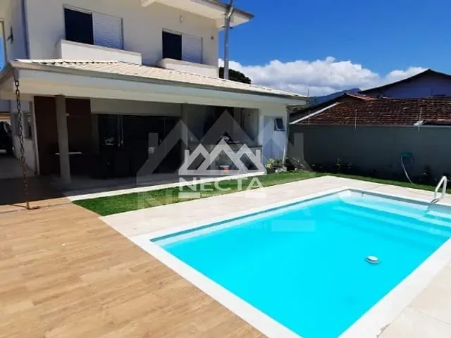 Casa com 360m² 4 quartos e 4 banheiros, à venda, no bairro Jardim Britania em Caraguatatuba