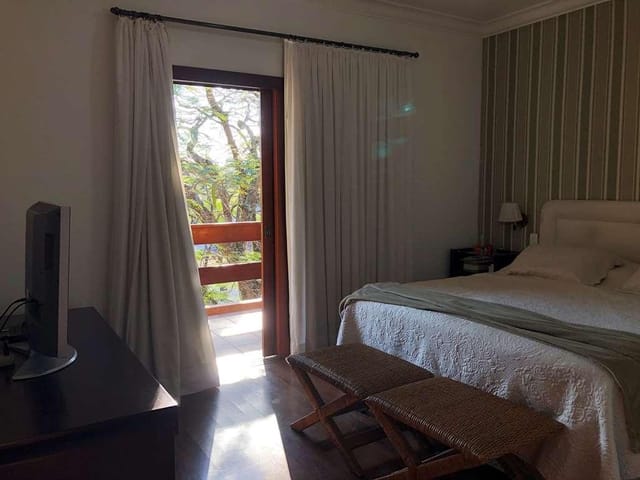 Casa com 1218m² 3 quartos e 5 banheiros, à venda, no bairro Bosque do Vianna em Cotia