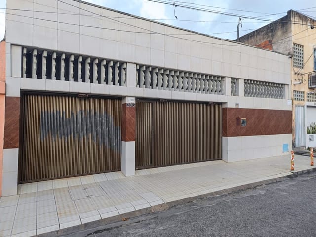Casa com 363m² 5 quartos e 2 banheiros, à venda, no bairro Parquelândia em Fortaleza
