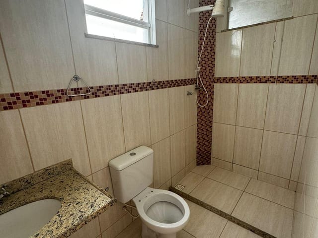 Casa 2 quartos e 3 banheiros, para alugar, no bairro Serramar em Rio das Ostras