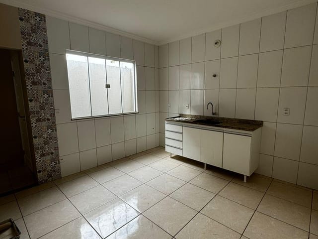 Casa 2 quartos e 3 banheiros, para alugar, no bairro Serramar em Rio das Ostras