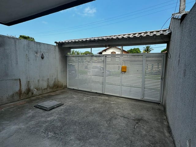 Casa 2 quartos e 3 banheiros, para alugar, no bairro Serramar em Rio das Ostras