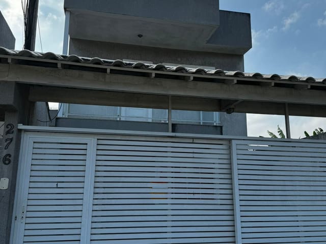Casa 2 quartos e 3 banheiros, para alugar, no bairro Serramar em Rio das Ostras