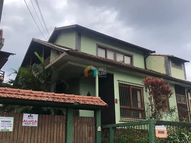 Casa com 300m² 3 quartos e 4 banheiros, à venda, no bairro Cascatinha em Petrópolis