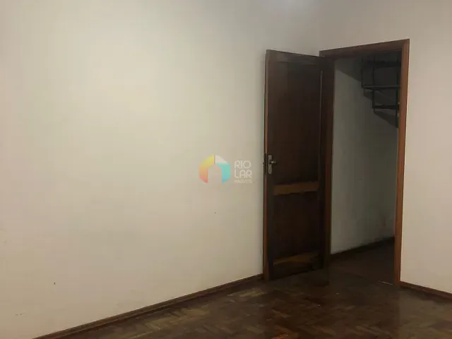 Casa com 300m² 3 quartos e 4 banheiros, à venda, no bairro Cascatinha em Petrópolis