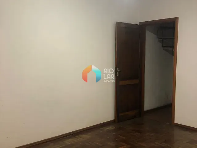 Casa com 300m² 3 quartos e 4 banheiros, à venda, no bairro Cascatinha em Petrópolis