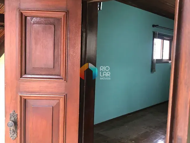 Casa com 300m² 3 quartos e 4 banheiros, à venda, no bairro Cascatinha em Petrópolis
