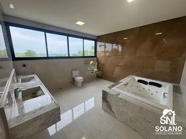Casa com 560m² 5 quartos e 7 banheiros, à venda, no bairro Condomínio do Lago em Goiânia