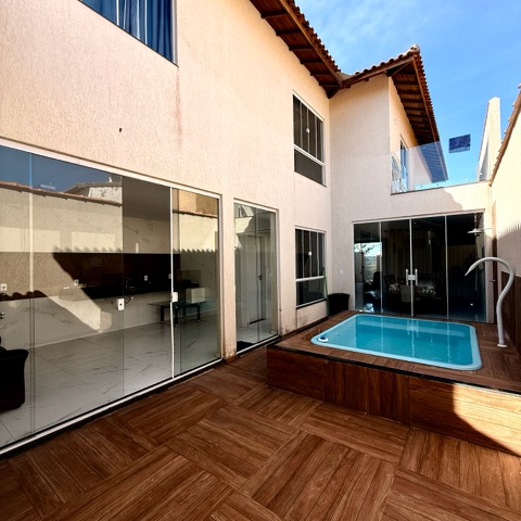 Casa com 196m² 4 quartos e 3 banheiros, à venda, no bairro Foguete em Cabo Frio