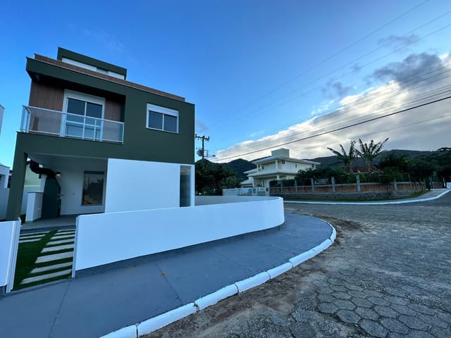 Foto do Casa - Casa Nova no Bairro Açores, a 450 metros da praia, Florianópolis - Vista Maravilhosa para o Mar, - Imóvel com 3 quartos e churrasqueira! 🌊🏡 | Costão Sul Imóveis