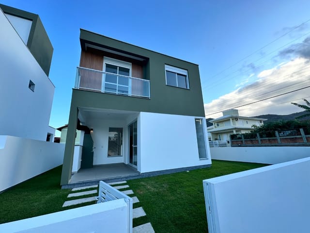 Foto do Casa - Casa Nova no Bairro Açores, a 450 metros da praia, Florianópolis - Vista Maravilhosa para o Mar, - Imóvel com 3 quartos e churrasqueira! 🌊🏡 | Costão Sul Imóveis