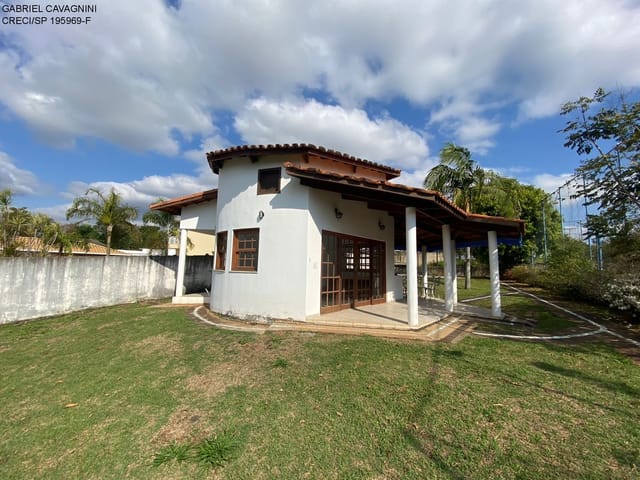 Foto do Casa - CASA À VENDA - CONDOMÍNIO TERRAS DE SÃO FRANCISCO - Salto de Pirapora/SP.
Área Construída: 100 m² / Área Terreno: 1.260m².
CASA
- 1 dormitório.
- Ampla sala para 3 ambientes (TV/ Estar/ Jantar);
- Cozinha ampla.
- Banheiro social.
- Ampla área gourmet.
- Comodo externo.
- Portão eletrônico;
- Amplo quintal gramado;
CONDOMÍNIO
- Portaria 24 horas.
- Segurança armada com ronda 24 horas.
- Playground.
- Pista de Caminhada ao redor de lindos lagos.
LOCALIZAÇÃO
- À 5 minutos do Centro de Salto de Pirapora, Bancos, Mercados, Padarias, Escolas.
- À 5 minutos do Distrito Industrial, empresas como ADIMAX Magnus, ARYSTA e Celmar Móveis Planejados.
- À 15 minutos do Shopping Iguatemi Esplanada.
- À 20 minutos do Centro de Sorocaba.
- À 1 hora do Aeroporto Internacional de Viracopos - Campinas.
- À 1:20 horas de São Paulo e Campinas.
Não fique na dúvida.
Faça contato e venha conhecer o imóvel.
Compre com Segurança e Atendimento Exclusivo.
GHC - Imóveis
CRECI/SP 195969F
www.ghcimoveis.com.br | GHC IMÓVEIS