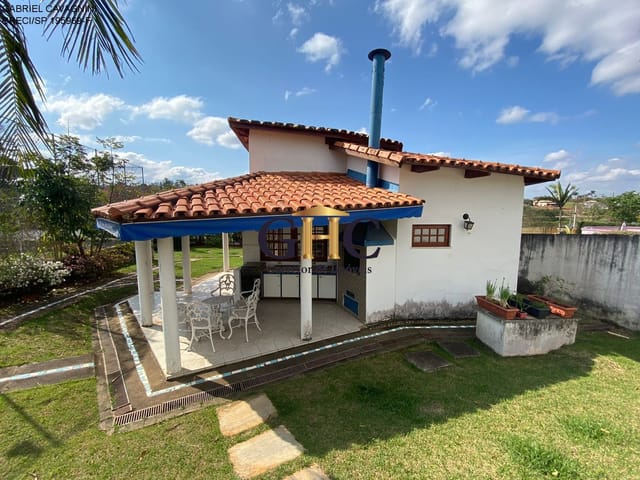 Foto do Casa - CASA À VENDA - CONDOMÍNIO TERRAS DE SÃO FRANCISCO - Salto de Pirapora/SP.
Área Construída: 100 m² / Área Terreno: 1.260m².
CASA
- 1 dormitório.
- Ampla sala para 3 ambientes (TV/ Estar/ Jantar);
- Cozinha ampla.
- Banheiro social.
- Ampla área gourmet.
- Comodo externo.
- Portão eletrônico;
- Amplo quintal gramado;
CONDOMÍNIO
- Portaria 24 horas.
- Segurança armada com ronda 24 horas.
- Playground.
- Pista de Caminhada ao redor de lindos lagos.
LOCALIZAÇÃO
- À 5 minutos do Centro de Salto de Pirapora, Bancos, Mercados, Padarias, Escolas.
- À 5 minutos do Distrito Industrial, empresas como ADIMAX Magnus, ARYSTA e Celmar Móveis Planejados.
- À 15 minutos do Shopping Iguatemi Esplanada.
- À 20 minutos do Centro de Sorocaba.
- À 1 hora do Aeroporto Internacional de Viracopos - Campinas.
- À 1:20 horas de São Paulo e Campinas.
Não fique na dúvida.
Faça contato e venha conhecer o imóvel.
Compre com Segurança e Atendimento Exclusivo.
GHC - Imóveis
CRECI/SP 195969F
www.ghcimoveis.com.br | GHC IMÓVEIS