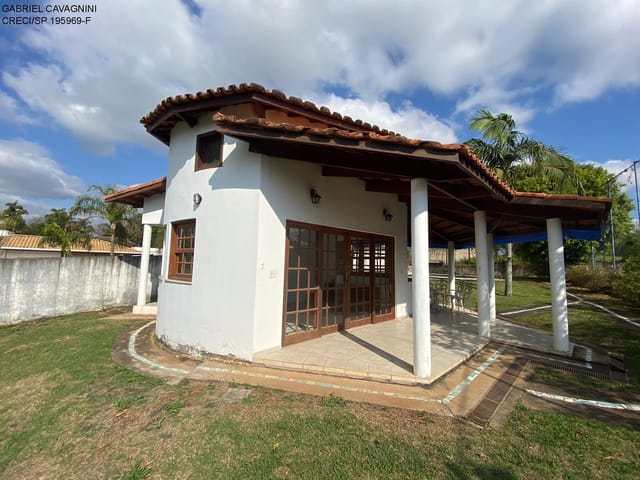 Foto do Casa - CASA À VENDA - CONDOMÍNIO TERRAS DE SÃO FRANCISCO - Salto de Pirapora/SP.
Área Construída: 100 m² / Área Terreno: 1.260m².
CASA
- 1 dormitório.
- Ampla sala para 3 ambientes (TV/ Estar/ Jantar);
- Cozinha ampla.
- Banheiro social.
- Ampla área gourmet.
- Comodo externo.
- Portão eletrônico;
- Amplo quintal gramado;
CONDOMÍNIO
- Portaria 24 horas.
- Segurança armada com ronda 24 horas.
- Playground.
- Pista de Caminhada ao redor de lindos lagos.
LOCALIZAÇÃO
- À 5 minutos do Centro de Salto de Pirapora, Bancos, Mercados, Padarias, Escolas.
- À 5 minutos do Distrito Industrial, empresas como ADIMAX Magnus, ARYSTA e Celmar Móveis Planejados.
- À 15 minutos do Shopping Iguatemi Esplanada.
- À 20 minutos do Centro de Sorocaba.
- À 1 hora do Aeroporto Internacional de Viracopos - Campinas.
- À 1:20 horas de São Paulo e Campinas.
Não fique na dúvida.
Faça contato e venha conhecer o imóvel.
Compre com Segurança e Atendimento Exclusivo.
GHC - Imóveis
CRECI/SP 195969F
www.ghcimoveis.com.br | GHC IMÓVEIS