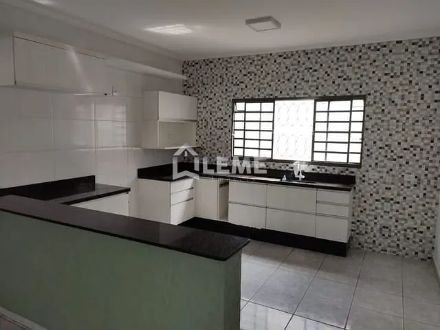 Casa com 360m² 3 quartos e 2 banheiros, à venda ou para alugar, no bairro Jardim Residencial do Bosque em Mococa