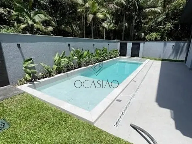 Casa 4 quartos e 5 banheiros, à venda, no bairro Praia do Estaleiro em Balneário Camboriú