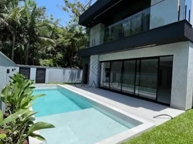 Casa 4 quartos e 5 banheiros, à venda, no bairro Praia do Estaleiro em Balneário Camboriú