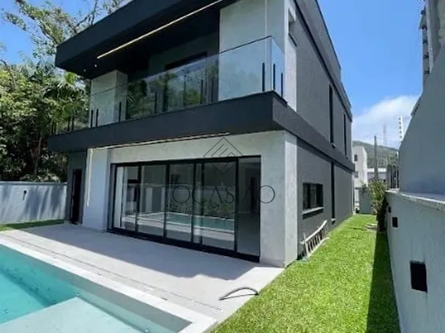 Casa 4 quartos e 5 banheiros, à venda, no bairro Praia do Estaleiro em Balneário Camboriú