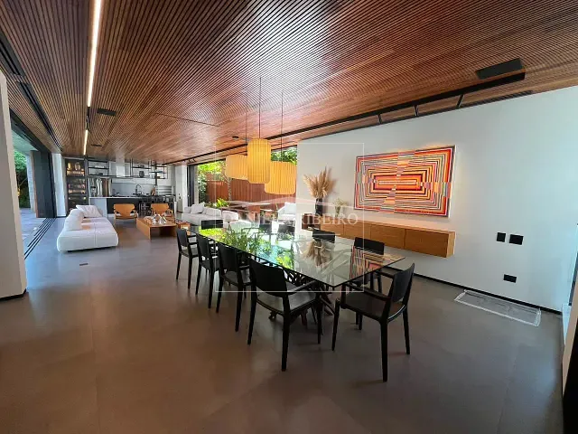 Casa com 601m² 4 quartos e 6 banheiros, à venda, no bairro Vivendas do Arvoredo em Londrina