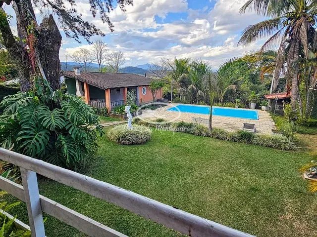 Casa 3 quartos e 4 banheiros, para alugar, no bairro Penedo em Itatiaia