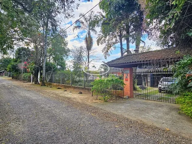 Casa 3 quartos e 4 banheiros, para alugar, no bairro Penedo em Itatiaia