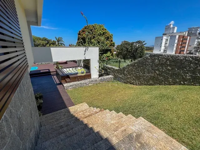 Casa com 722m² 3 quartos e 5 banheiros, à venda, no bairro Pedra Branca em Palhoça