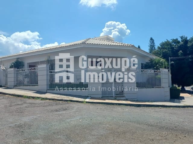 Foto do Casa - Maravilhosa casa à venda!
Localizada em um dos bairros mais tranquilos e valorizados da cidade, esta casa possui tudo que você e sua família precisam para viver com conforto e segurança. Com 3 quartos espaçosos, sendo 1 suíte, 3 salas amplas e bem iluminadas, 4 banheiros modernos, 2 vagas de garagem cobertas e uma área total de 315,90 m2, esta casa é perfeita para quem busca espaço e conforto.
Além disso, a casa conta com uma incrível área de lazer, com piscina para se refrescar nos dias quentes e uma área gourmet para reunir os amigos e familiares. E para garantir a sustentabilidade, a casa possui sistema fotovoltaico, proporcionando economia na conta de energia e contribuindo para um mundo mais sustentável.
Não perca a oportunidade de adquirir esta casa dos sonhos! Entre em contato conosco para mais informações e agende uma visita. Estamos te esperando para conhecer o seu novo lar!
Agende sua visita! | Guaxupé Imóveis Ltda