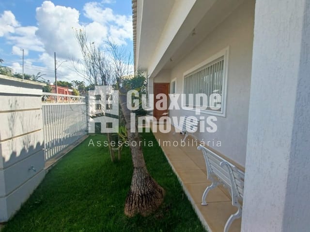 Foto do Casa - Maravilhosa casa à venda!
Localizada em um dos bairros mais tranquilos e valorizados da cidade, esta casa possui tudo que você e sua família precisam para viver com conforto e segurança. Com 3 quartos espaçosos, sendo 1 suíte, 3 salas amplas e bem iluminadas, 4 banheiros modernos, 2 vagas de garagem cobertas e uma área total de 315,90 m2, esta casa é perfeita para quem busca espaço e conforto.
Além disso, a casa conta com uma incrível área de lazer, com piscina para se refrescar nos dias quentes e uma área gourmet para reunir os amigos e familiares. E para garantir a sustentabilidade, a casa possui sistema fotovoltaico, proporcionando economia na conta de energia e contribuindo para um mundo mais sustentável.
Não perca a oportunidade de adquirir esta casa dos sonhos! Entre em contato conosco para mais informações e agende uma visita. Estamos te esperando para conhecer o seu novo lar!
Agende sua visita! | Guaxupé Imóveis Ltda