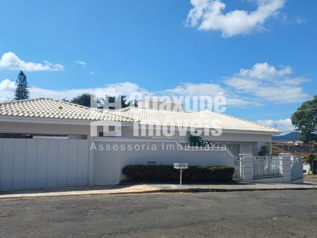 Foto do Casa - Maravilhosa casa à venda!
Localizada em um dos bairros mais tranquilos e valorizados da cidade, esta casa possui tudo que você e sua família precisam para viver com conforto e segurança. Com 3 quartos espaçosos, sendo 1 suíte, 3 salas amplas e bem iluminadas, 4 banheiros modernos, 2 vagas de garagem cobertas e uma área total de 315,90 m2, esta casa é perfeita para quem busca espaço e conforto.
Além disso, a casa conta com uma incrível área de lazer, com piscina para se refrescar nos dias quentes e uma área gourmet para reunir os amigos e familiares. E para garantir a sustentabilidade, a casa possui sistema fotovoltaico, proporcionando economia na conta de energia e contribuindo para um mundo mais sustentável.
Não perca a oportunidade de adquirir esta casa dos sonhos! Entre em contato conosco para mais informações e agende uma visita. Estamos te esperando para conhecer o seu novo lar!
Agende sua visita! | Guaxupé Imóveis Ltda