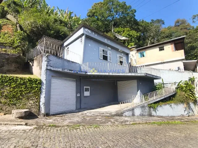Casa com 325m² 2 quartos e 1 banheiro, à venda, no bairro Quarteirão Brasileiro em Petrópolis