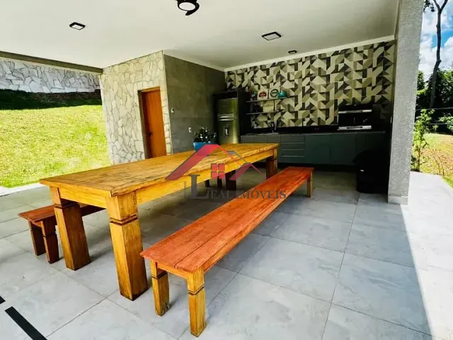Casa com 910m² 4 quartos e 5 banheiros, à venda, no bairro Jardim Santo Antônio em Atibaia