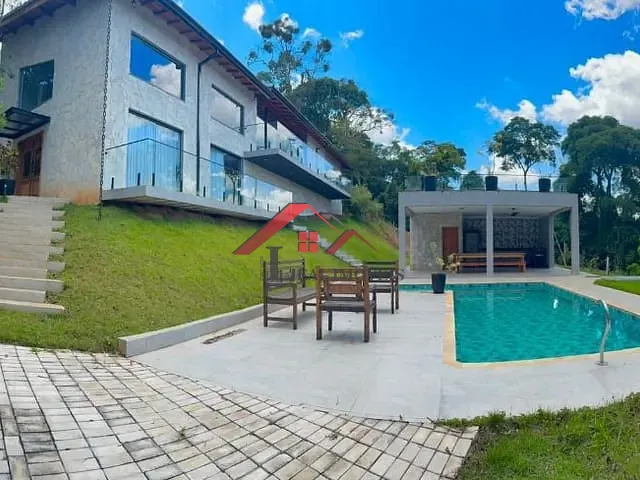 Casa com 910m² 4 quartos e 5 banheiros, à venda, no bairro Jardim Santo Antônio em Atibaia