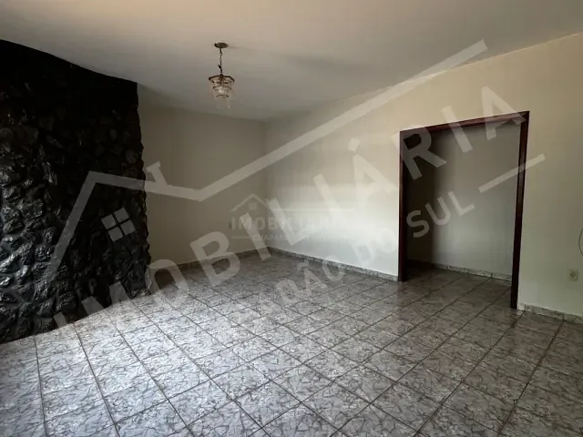 Casa 5 quartos e 2 banheiros, para alugar, no bairro CENTRO em Chapadão do Sul