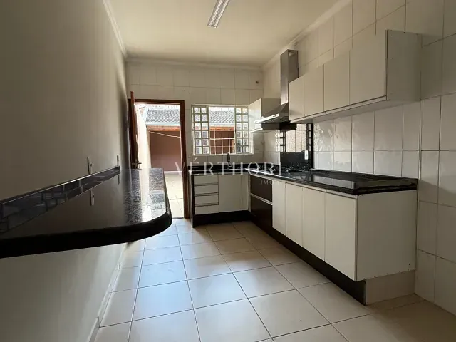 Casa com 180m² 3 quartos e 2 banheiros, à venda, no bairro Jardim Burle Marx em Londrina