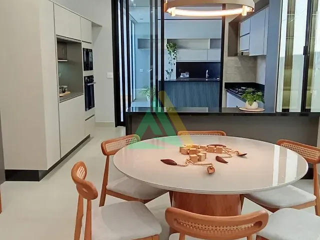 Casa com 300m² 3 quartos e 4 banheiros, à venda, no bairro Vila Roberto em Mogi Guaçu