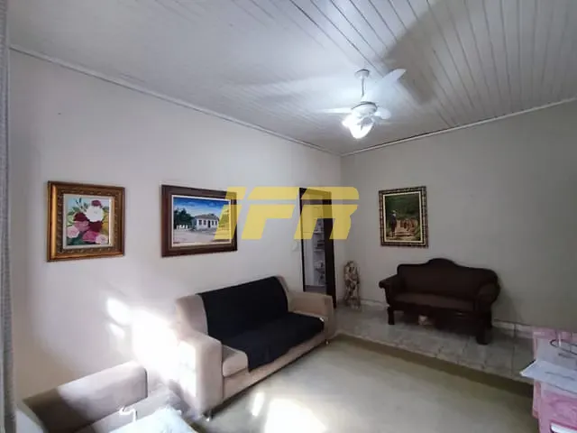 Casa com 224m² 6 quartos e 3 banheiros, à venda, no bairro Centro em Taubaté