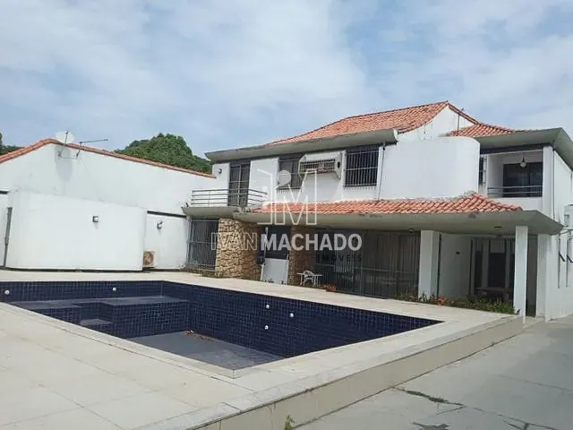 Casa com 950m² 4 quartos e 4 banheiros, à venda, no bairro Pontal de Camburi em Vitória