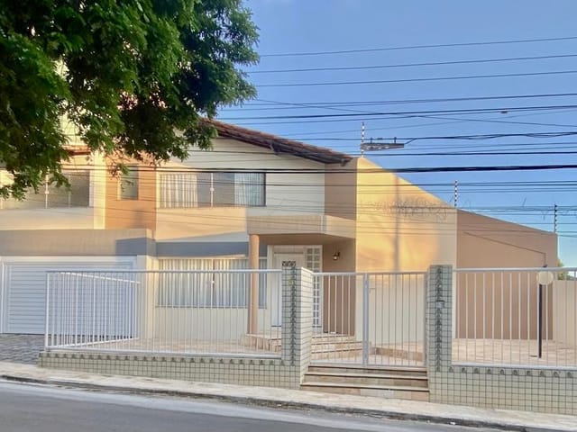 Casa com 494m² 3 quartos e 5 banheiros, à venda, no bairro Farolândia em Aracaju