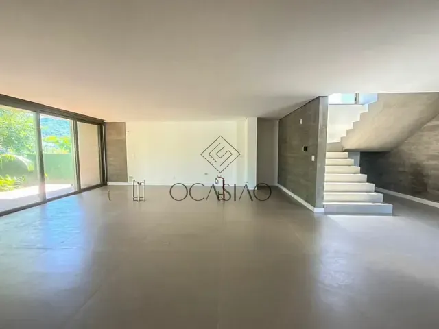 Casa 4 quartos e 6 banheiros, à venda, no bairro Praia do Estaleiro em Balneário Camboriú