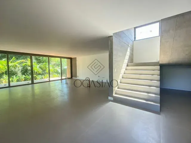 Casa 4 quartos e 6 banheiros, à venda, no bairro Praia do Estaleiro em Balneário Camboriú