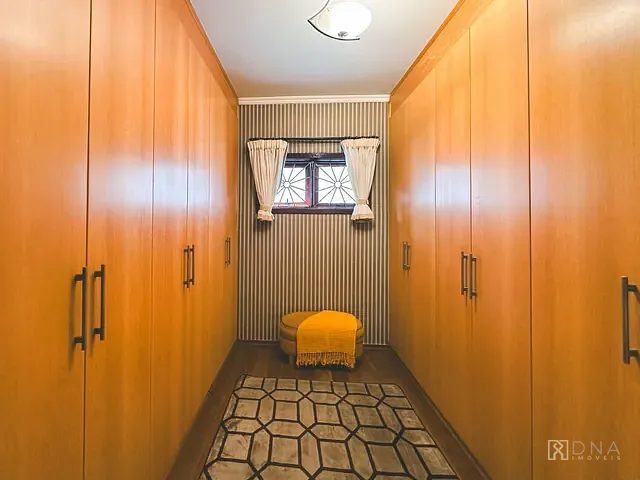 Casa com 758m² 4 quartos e 3 banheiros, à venda, no bairro Jardim das Colinas em São José dos Campos