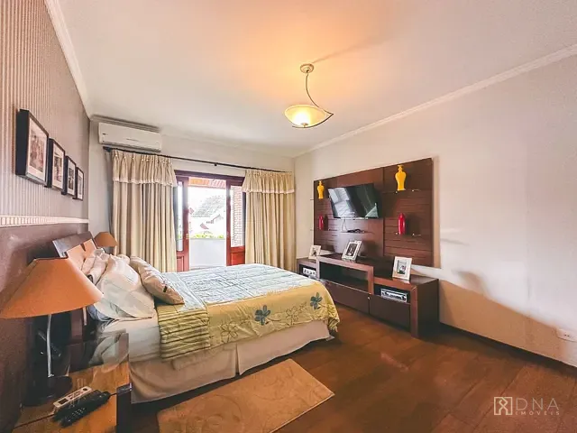 Casa com 758m² 4 quartos e 3 banheiros, à venda, no bairro Jardim das Colinas em São José dos Campos