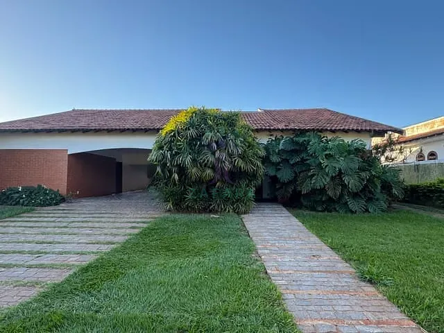 Casa com 1440m² 4 quartos e 6 banheiros, para alugar, no bairro Vila Gomes em Campo Grande