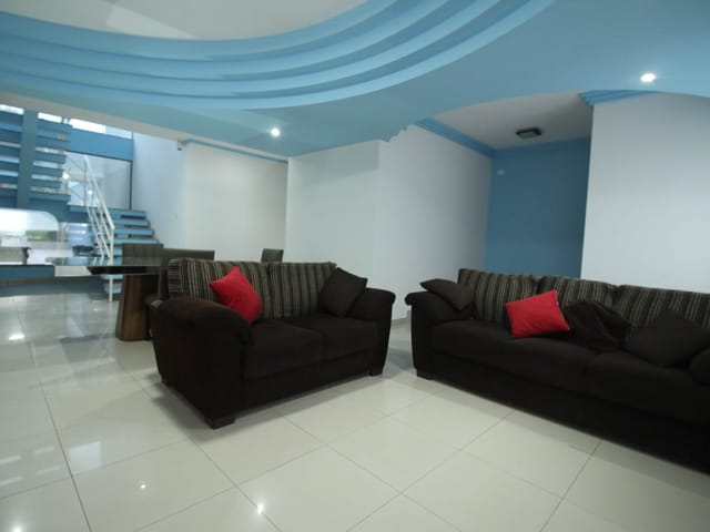 Casa com 548m² 4 quartos e 5 banheiros, à venda, no bairro Uvaranas em Ponta Grossa