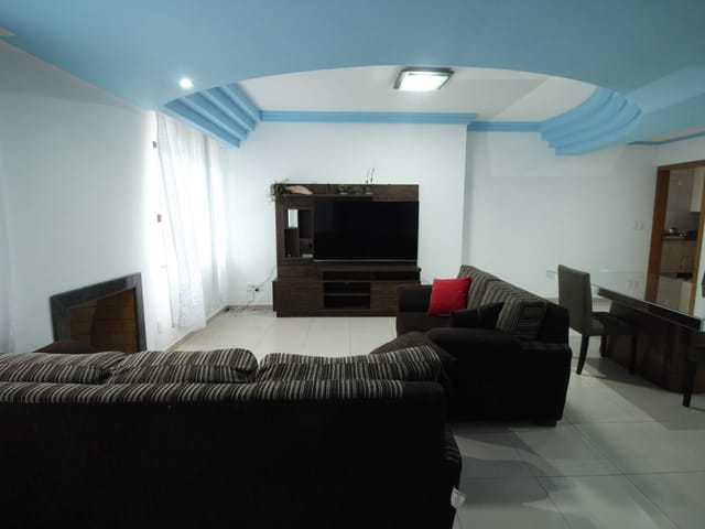 Casa com 548m² 4 quartos e 5 banheiros, à venda, no bairro Uvaranas em Ponta Grossa