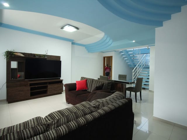 Casa com 548m² 4 quartos e 5 banheiros, à venda, no bairro Uvaranas em Ponta Grossa