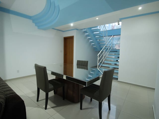 Casa com 548m² 4 quartos e 5 banheiros, à venda, no bairro Uvaranas em Ponta Grossa
