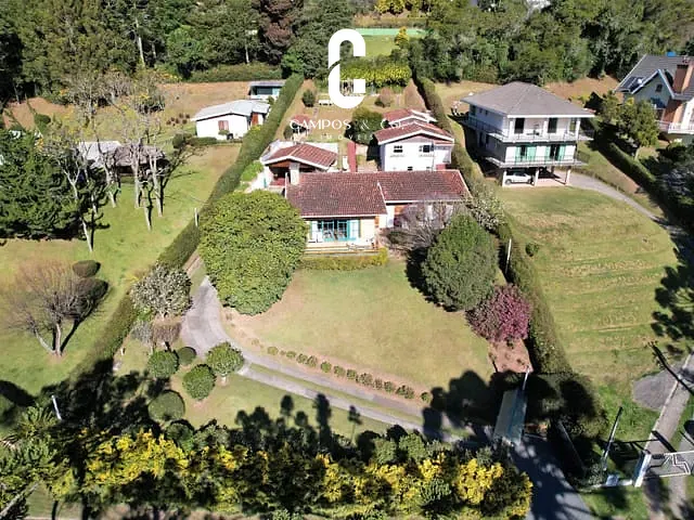 Casa com 1600m² 4 quartos e 5 banheiros, à venda, no bairro Vila Porã em Campos Do Jordão